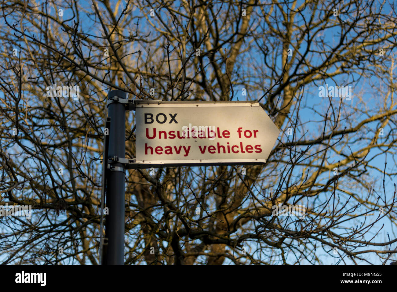 Panneau de direction au village de Fort avec un avertissement pour les véhicules lourds, Gloucestershire, Royaume-Uni Banque D'Images