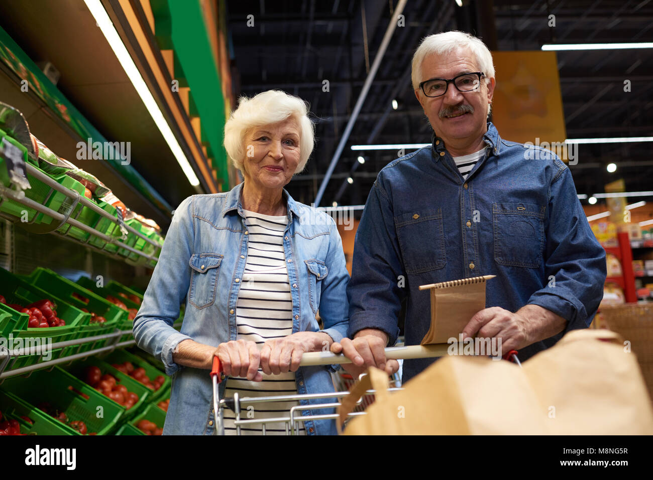Senior Couple posing in Supermarket Banque D'Images
