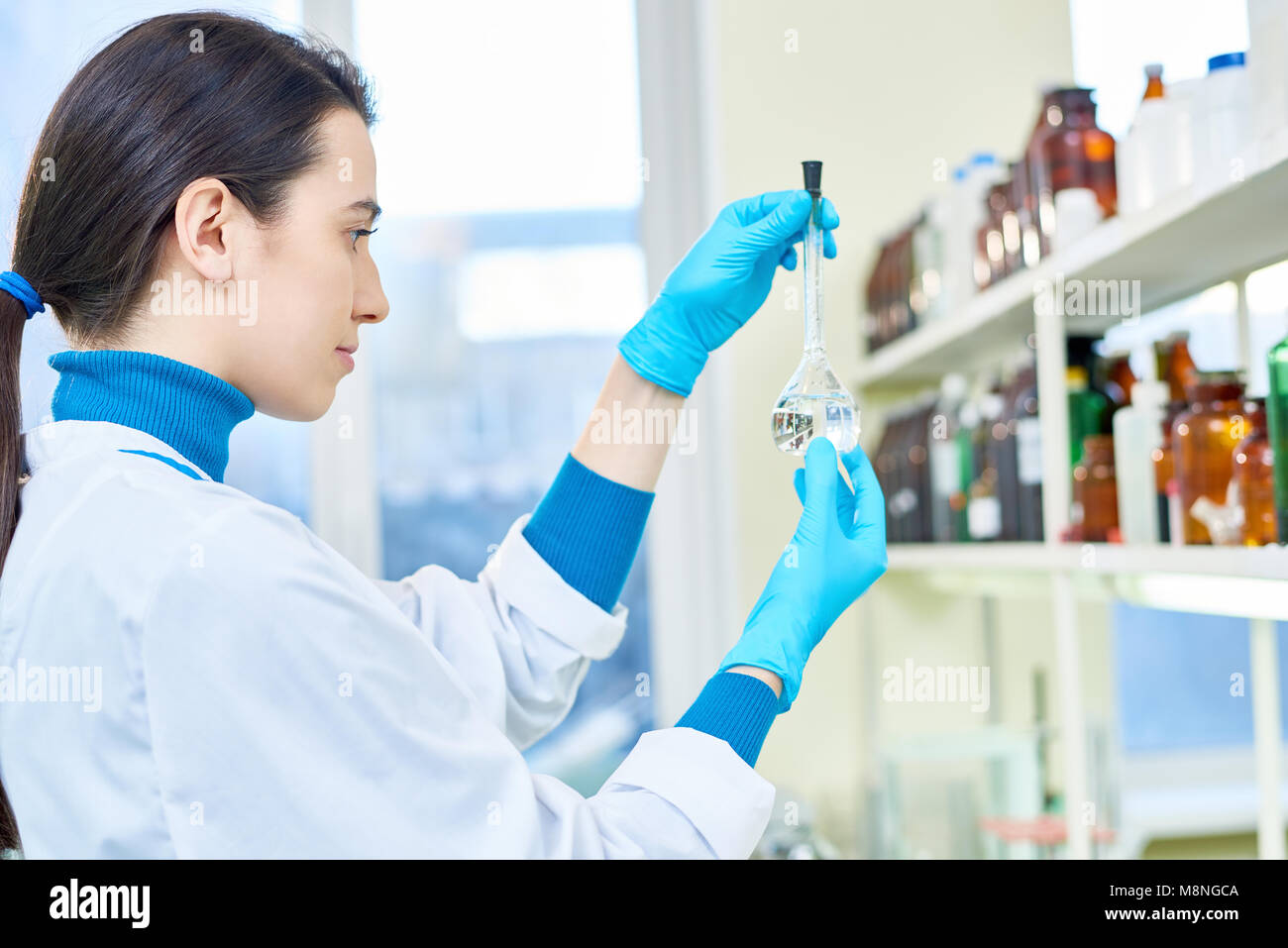 Jolie Fiole Chercheur avec Banque D'Images