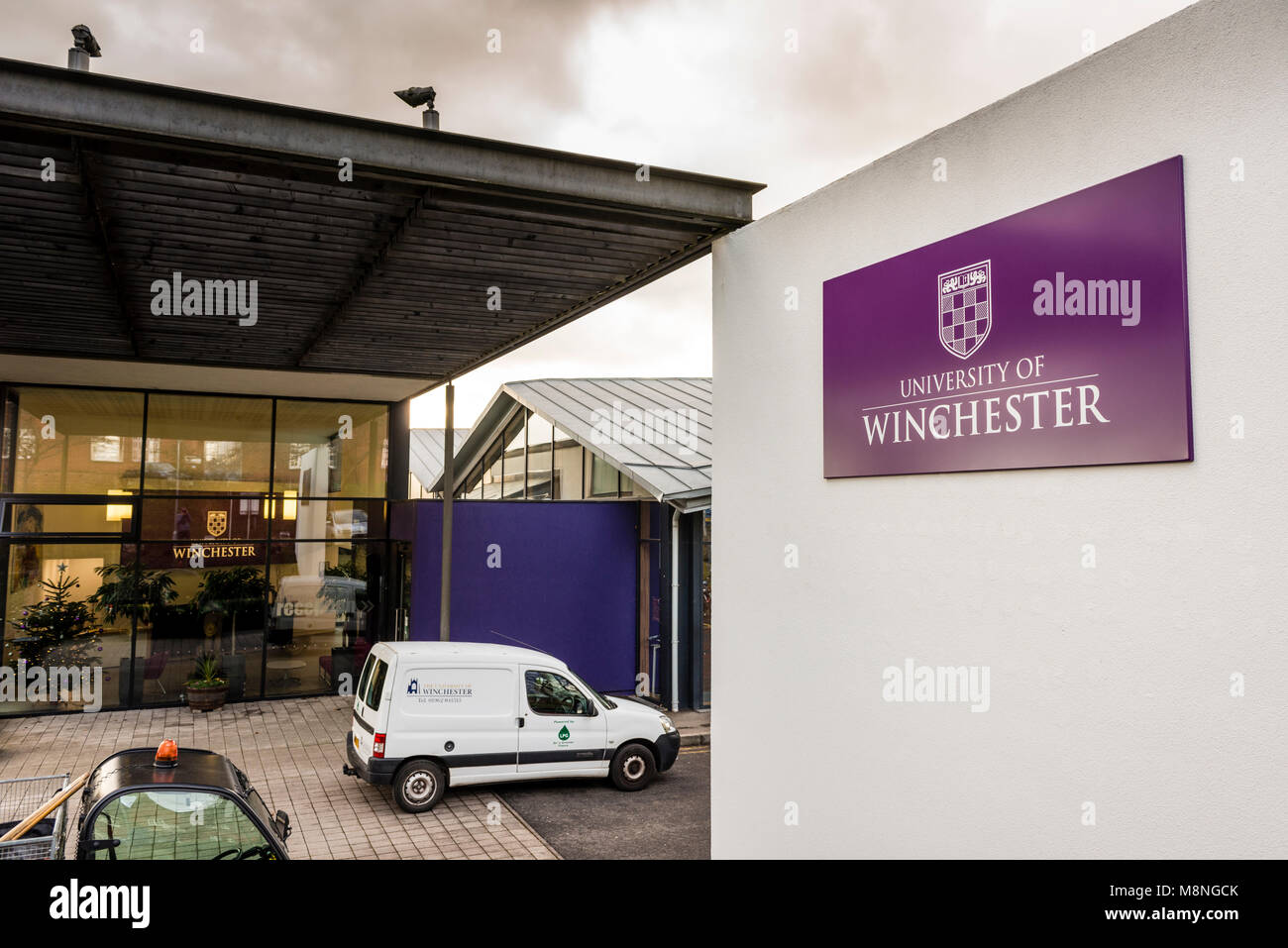 Université de Winchester sign & logo et Centre Universitaire, bâtiment d'accueil principal en arrière-plan, Hampshire, Royaume-Uni Banque D'Images