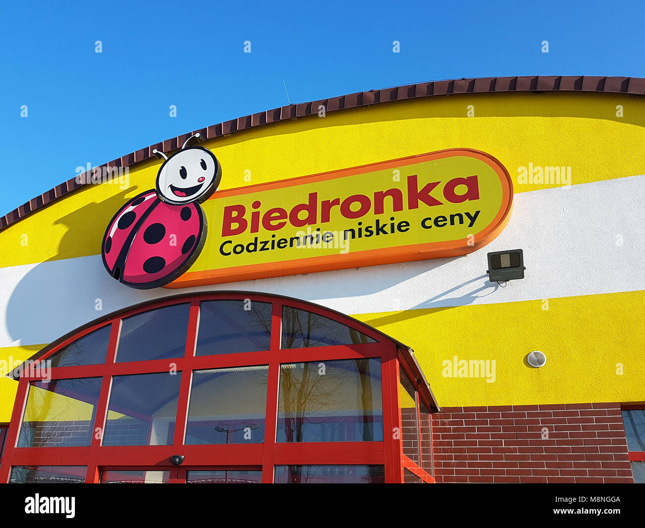 Kraków, Pologne - 19 Février 2017 : vue extérieure de la Biedronka supermarché avec le logo situé sur le dessus de l'entrée. Banque D'Images