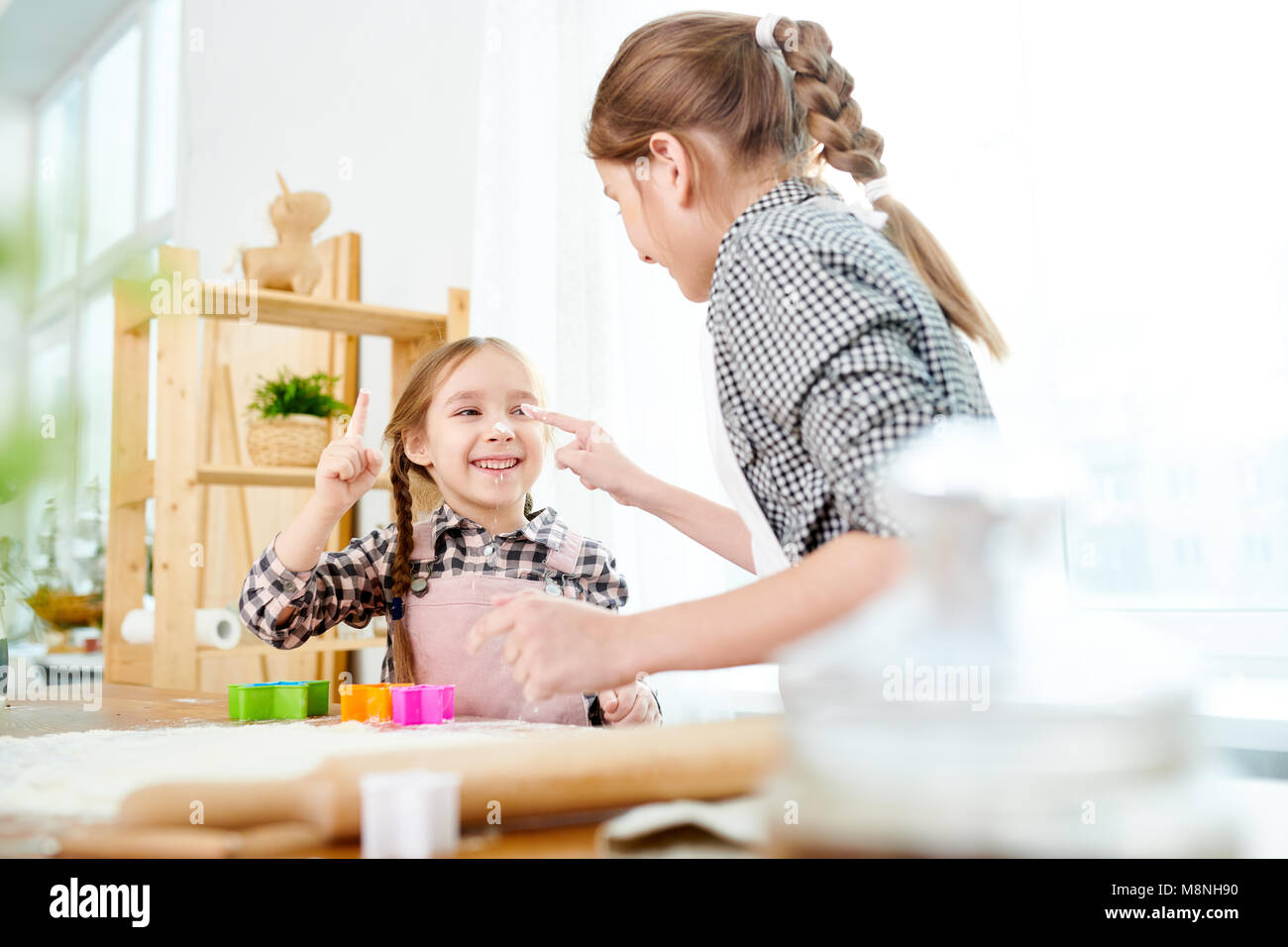 Cute Sisters Cooking Banque D'Images