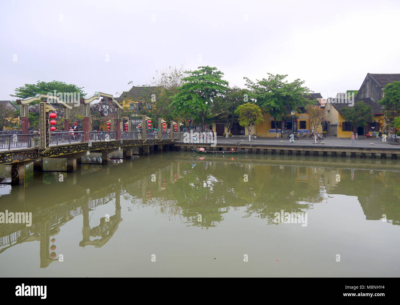 Hoi An, Vietnam - Mars 17, 2018 : tôt le matin calme au centre de la vieille ville de Hoi An Vietnam avec vue sur les maisons typiques de la rivière jaune Banque D'Images Hoi An, Vietnam - Mars 17, 2018 : tôt le matin calme au centre de la vieille ville de Hoi An Vietnam avec vue sur les maisons typiques de la rivière jaune Banque D'Images
