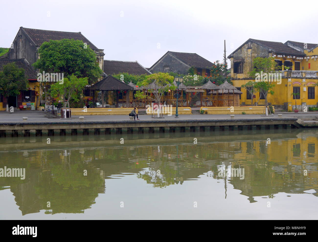 Hoi An, Vietnam - Mars 17, 2018 : tôt le matin calme au centre de la vieille ville de Hoi An Vietnam avec vue sur les maisons typiques de la rivière jaune Banque D'Images Hoi An, Vietnam - Mars 17, 2018 : tôt le matin calme au centre de la vieille ville de Hoi An Vietnam avec vue sur les maisons typiques de la rivière jaune Banque D'Images