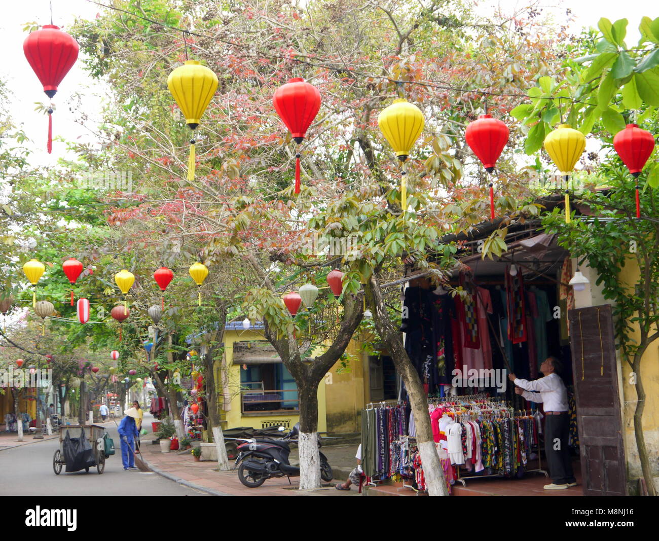 Hoi An, Vietnam - Mars 17, 2018 : tôt le matin calme au centre de la vieille ville de Hoi An Vietnam avec avis de boutiques et les populations locales Banque D'Images
