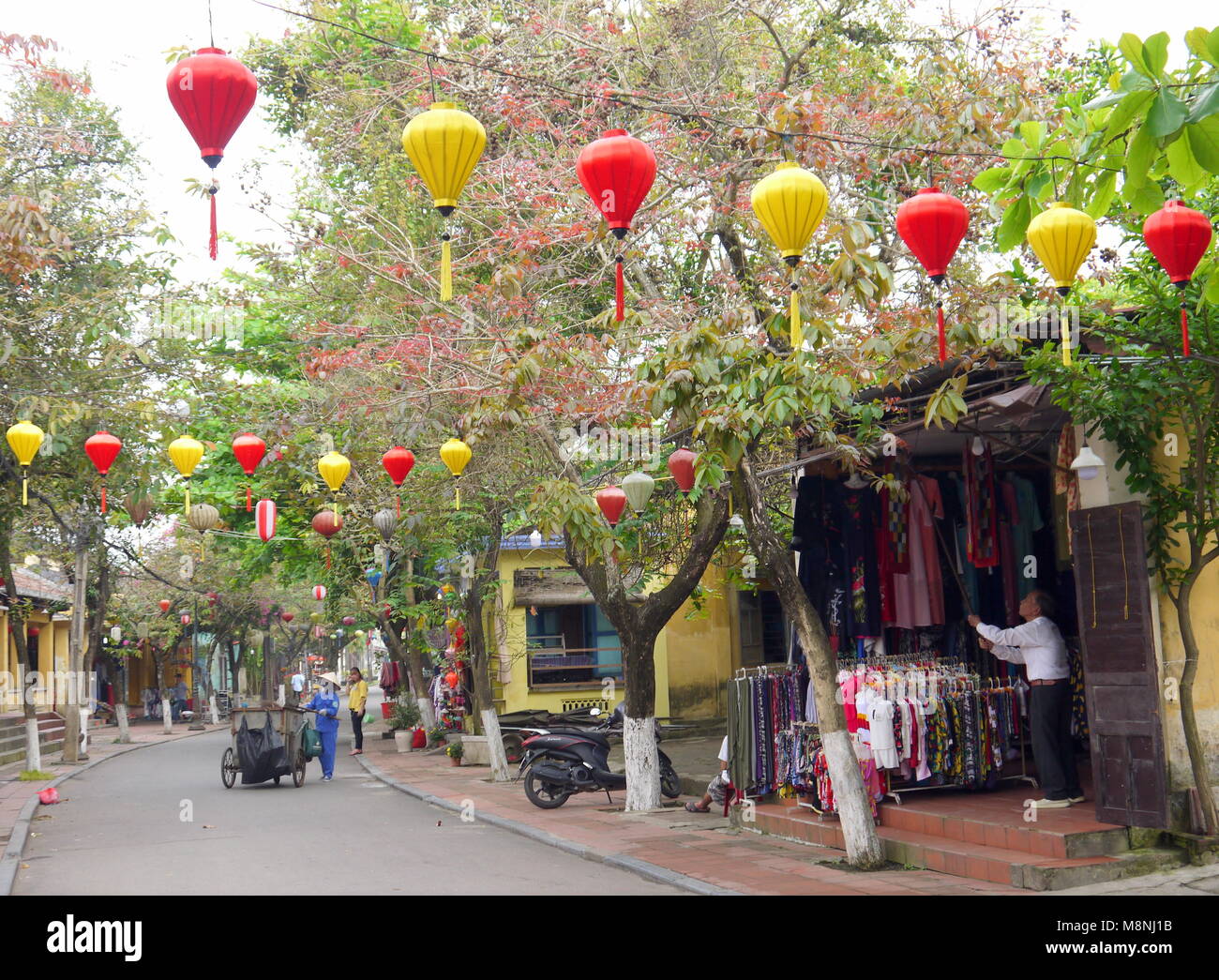 Hoi An, Vietnam - Mars 17, 2018 : tôt le matin calme au centre de la vieille ville de Hoi An Vietnam avec avis de boutiques et les populations locales Banque D'Images