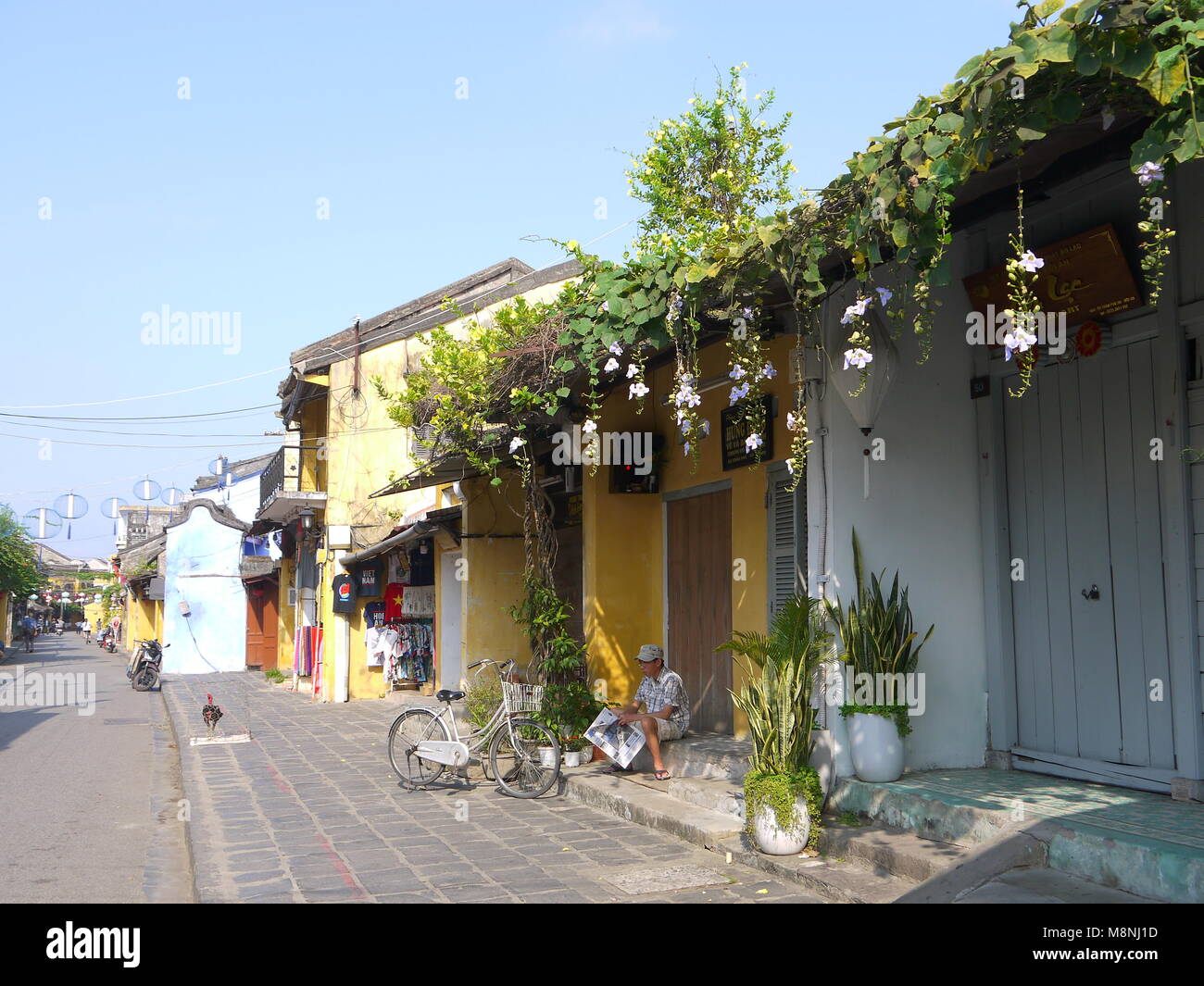 Hoi An, Vietnam - Mars 17, 2018 : en face de l'atelier fermé tôt le matin au centre de la vieille ville de Hoi An, Vietnam Banque D'Images Hoi An, Vietnam - Mars 17, 2018 : en face de l'atelier fermé tôt le matin au centre de la vieille ville de Hoi An, Vietnam Banque D'Images