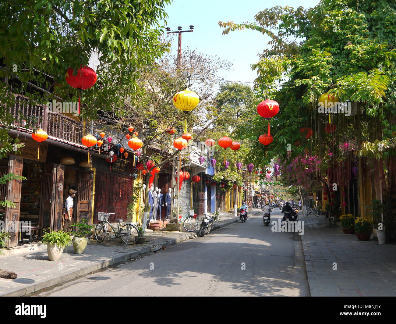 Hoi An, Vietnam - Mars 17, 2018 : tôt le matin calme au centre de la vieille ville de Hoi An Vietnam avec avis de boutiques et les populations locales Banque D'Images