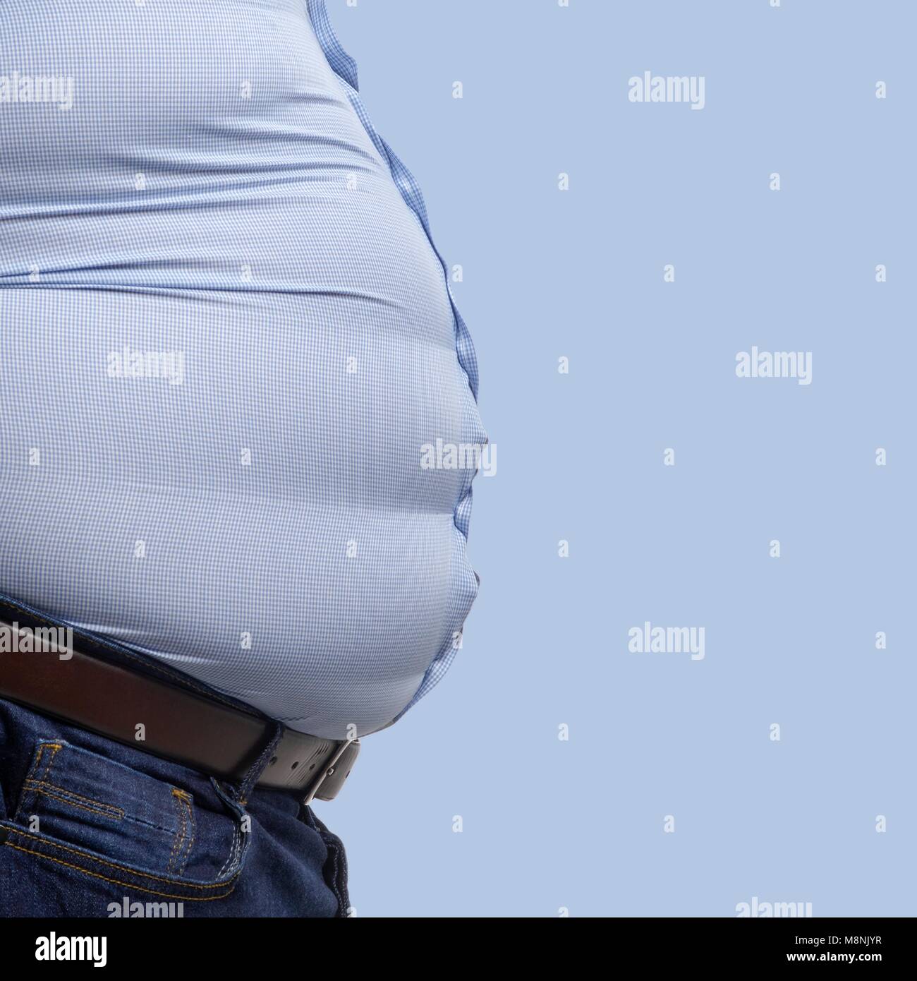 L'embonpoint homme portant chemise bleue, vue de côté. Banque D'Images