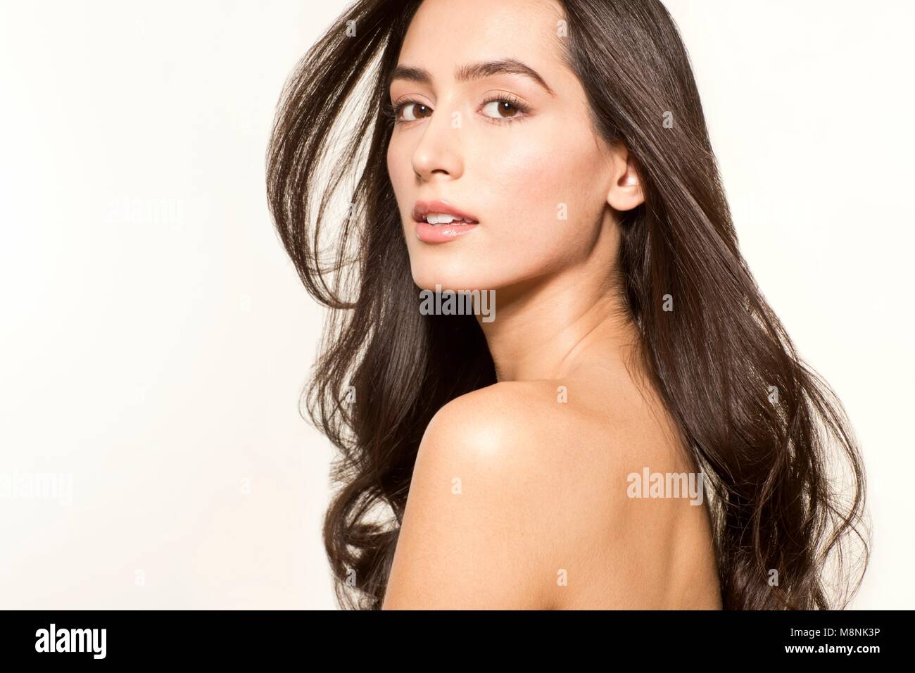 Parution du modèle. Jeune femme aux longs cheveux bruns, portrait. Banque D'Images
