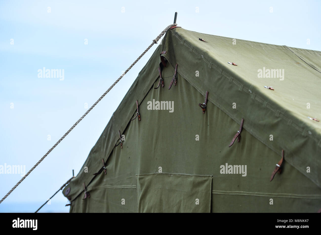 Détail de l'extérieur d'une tente militaire vert Banque D'Images