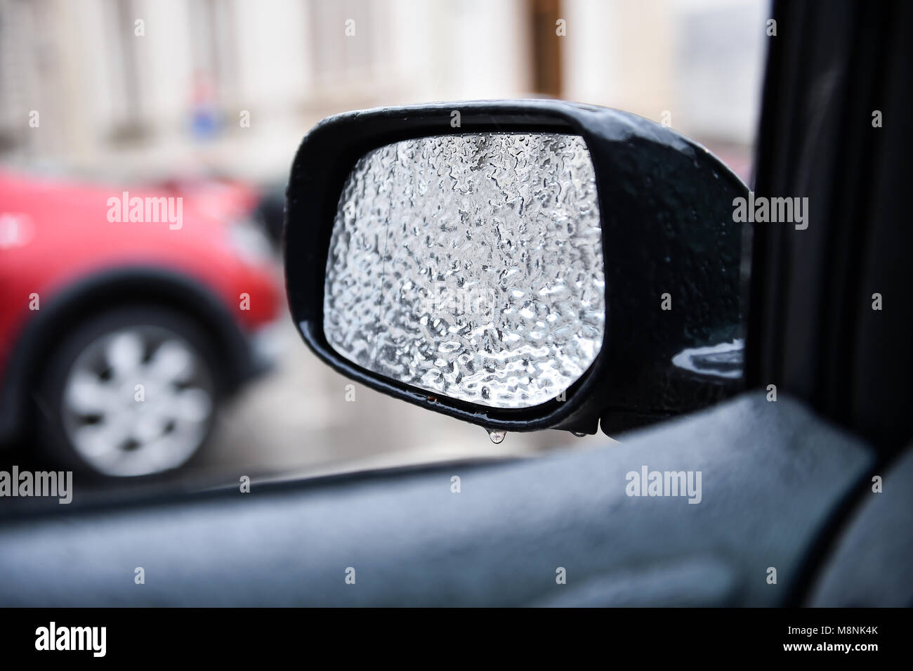 Miroir de voiture recouverte de glace au cours de la pluie verglaçante phénomène Banque D'Images