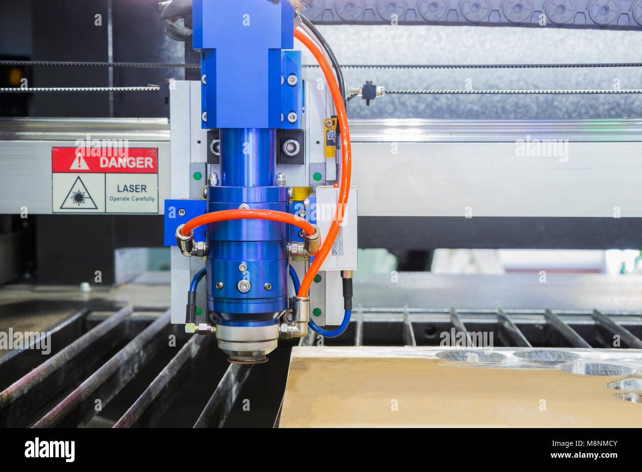 La machine de découpe laser pour plaque acrylique Photo Stock - Alamy