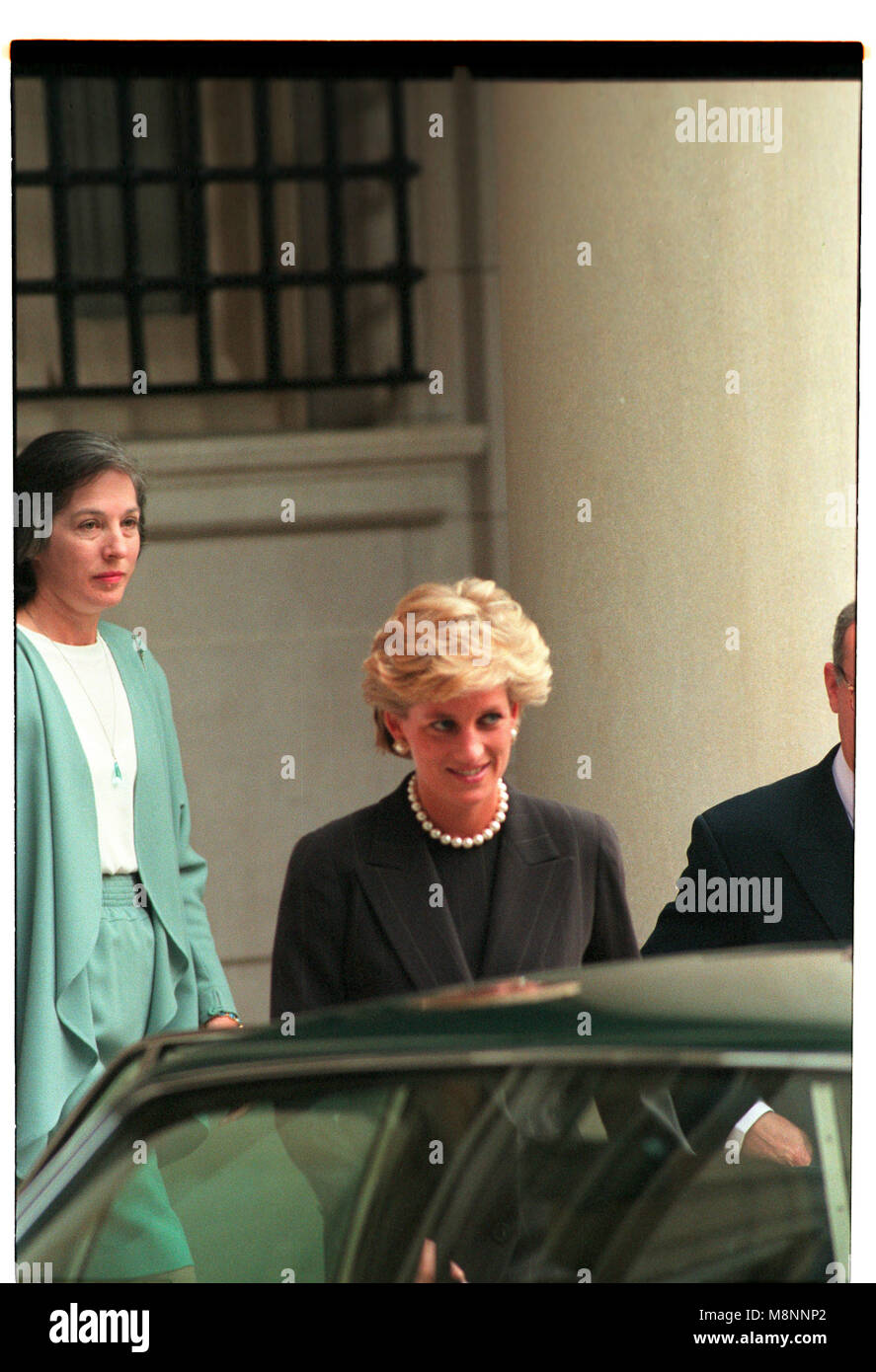 Washington DC., USA, octobre 1994. La princesse Diana quitte la résidence de Paulo Tarso Flecha de Lima l'Ambassadeur du Brésil aux États-Unis. Diana est un séjour avec l'Ambassadeur et son épouse Lucia en visite privée pour le week-end. Credit : Mark Reinstein/MediaPunch Banque D'Images