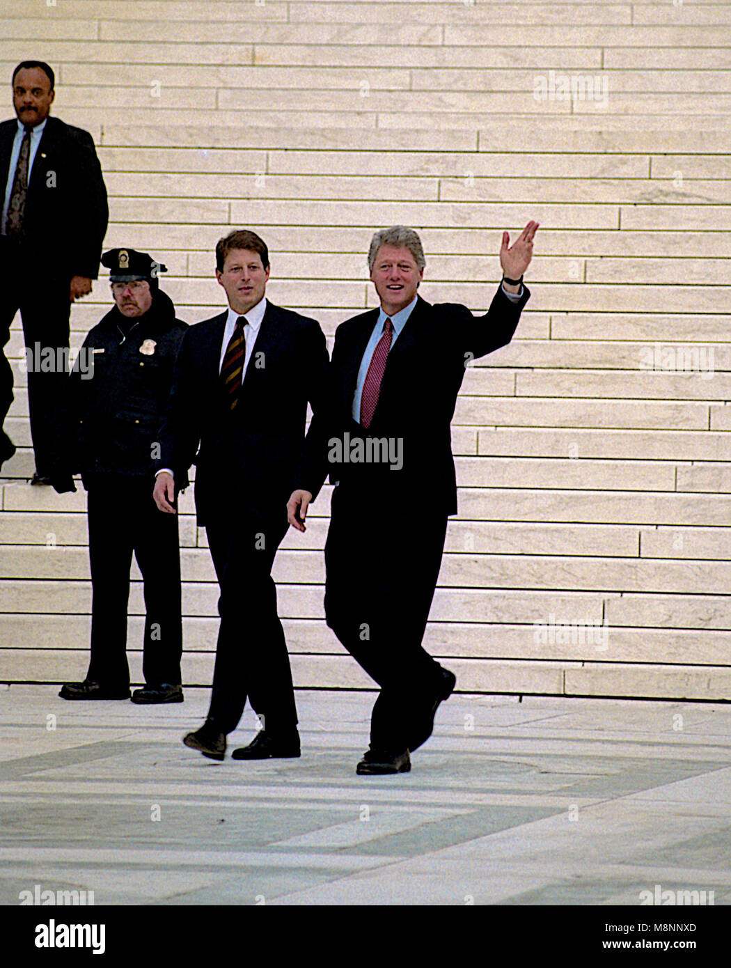 Washington, DC., USA, le 8 décembre 1992 Président élu William Jefferson Clinton et le vice-président élu Albert Gore Jr. descendre les marches de la Cour suprême des États-Unis après leur rencontre avec les membres de la Cour. Il s'agit d'une réunion traditionnelle qui se produit avant la prestation de serment du nouveau président élu et le vice-président le mois suivant le 20 janvier. Credit : Mark Reinstein/MediaPunch Banque D'Images