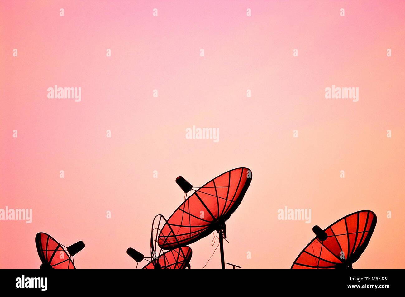 Antennes de télévision avec le coucher du soleil. Banque D'Images