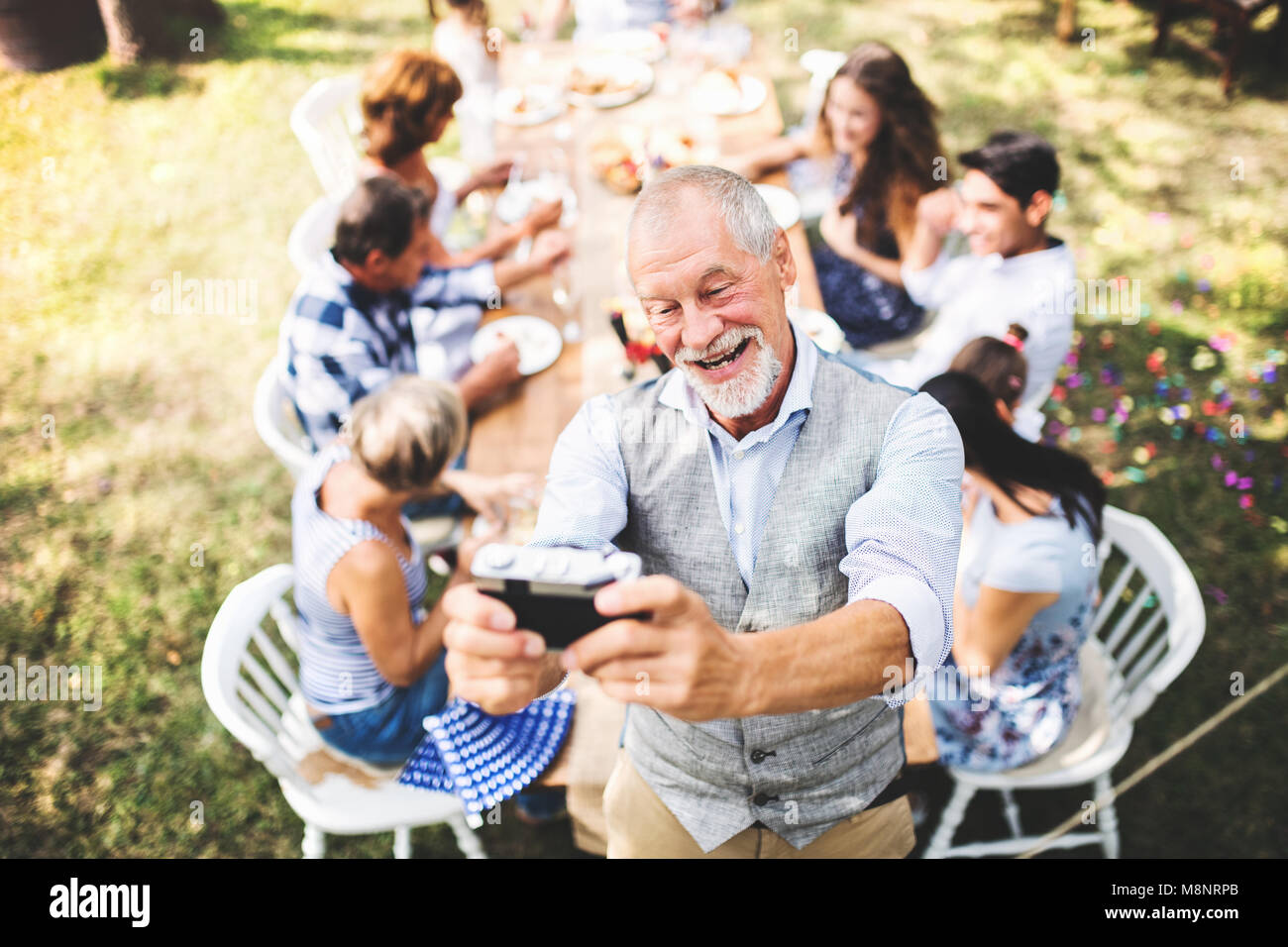 Fête de famille ou une garden-party à l'extérieur dans la cour. Banque D'Images