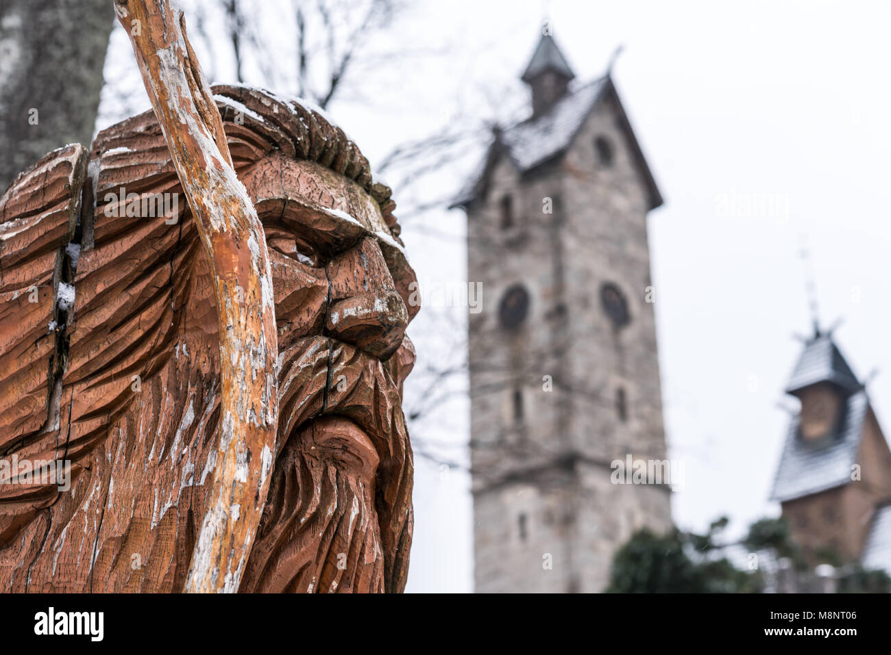Statue de l'Liczyrzepa, on croit être le fantôme de Karkonosze, en face de la tour du temple médiéval Wang à Karpacz, Pologne Banque D'Images