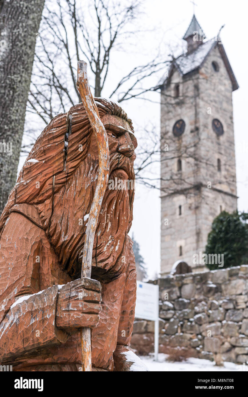 Statue de l'Liczyrzepa, on croit être le fantôme de Karkonosze, en face de la tour du temple médiéval Wang à Karpacz, Pologne Banque D'Images