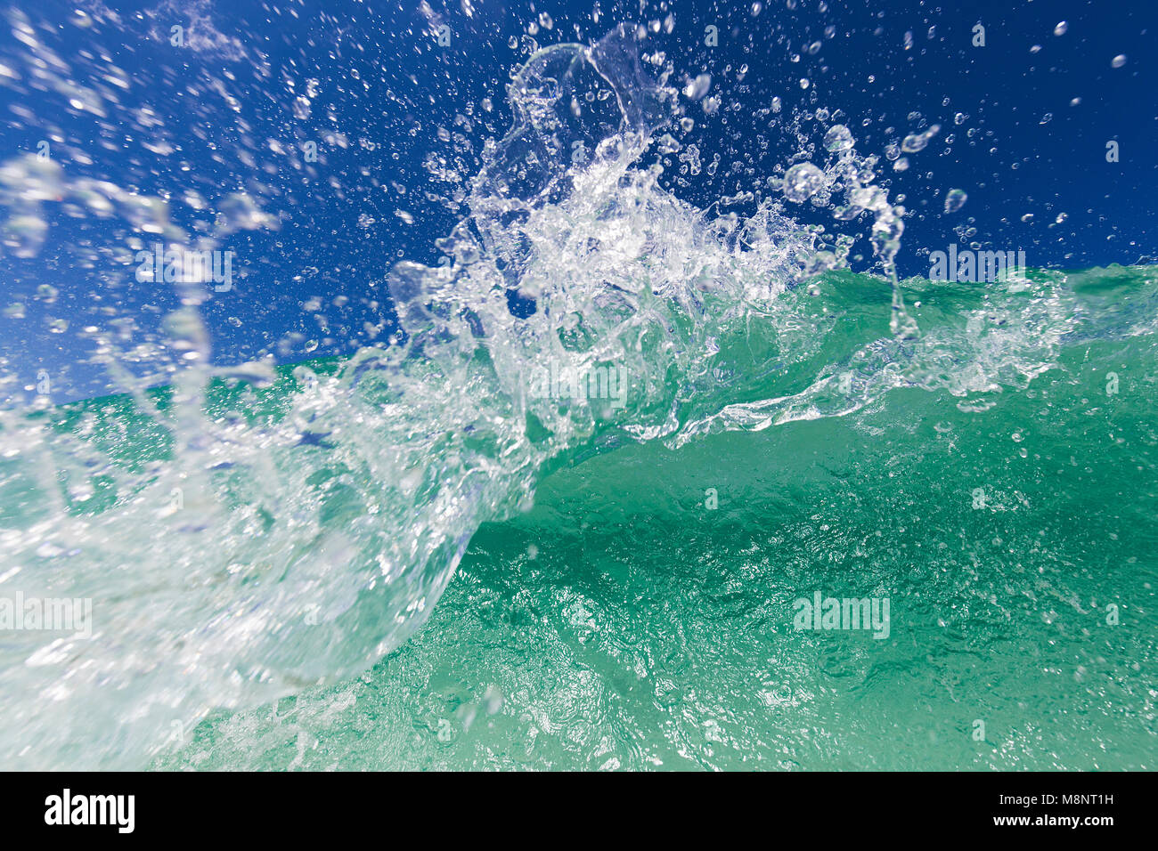 Shore break colorés avec beaucoup d'énergie Banque D'Images