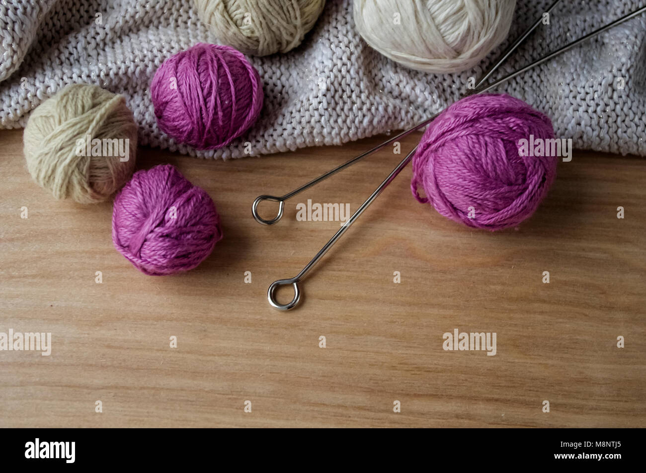 Boules de fils de laine à tricoter sur la table. Banque D'Images