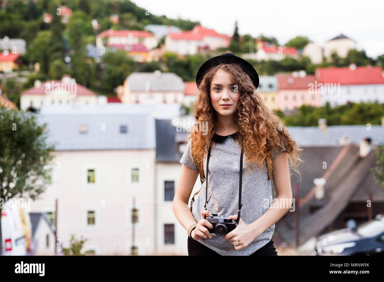 Belle jeune touriste avec appareil photo dans la vieille ville. Banque D'Images