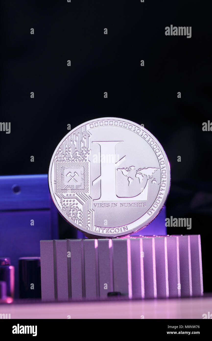 Photo de litecoin et processeur sur fond rose Banque D'Images