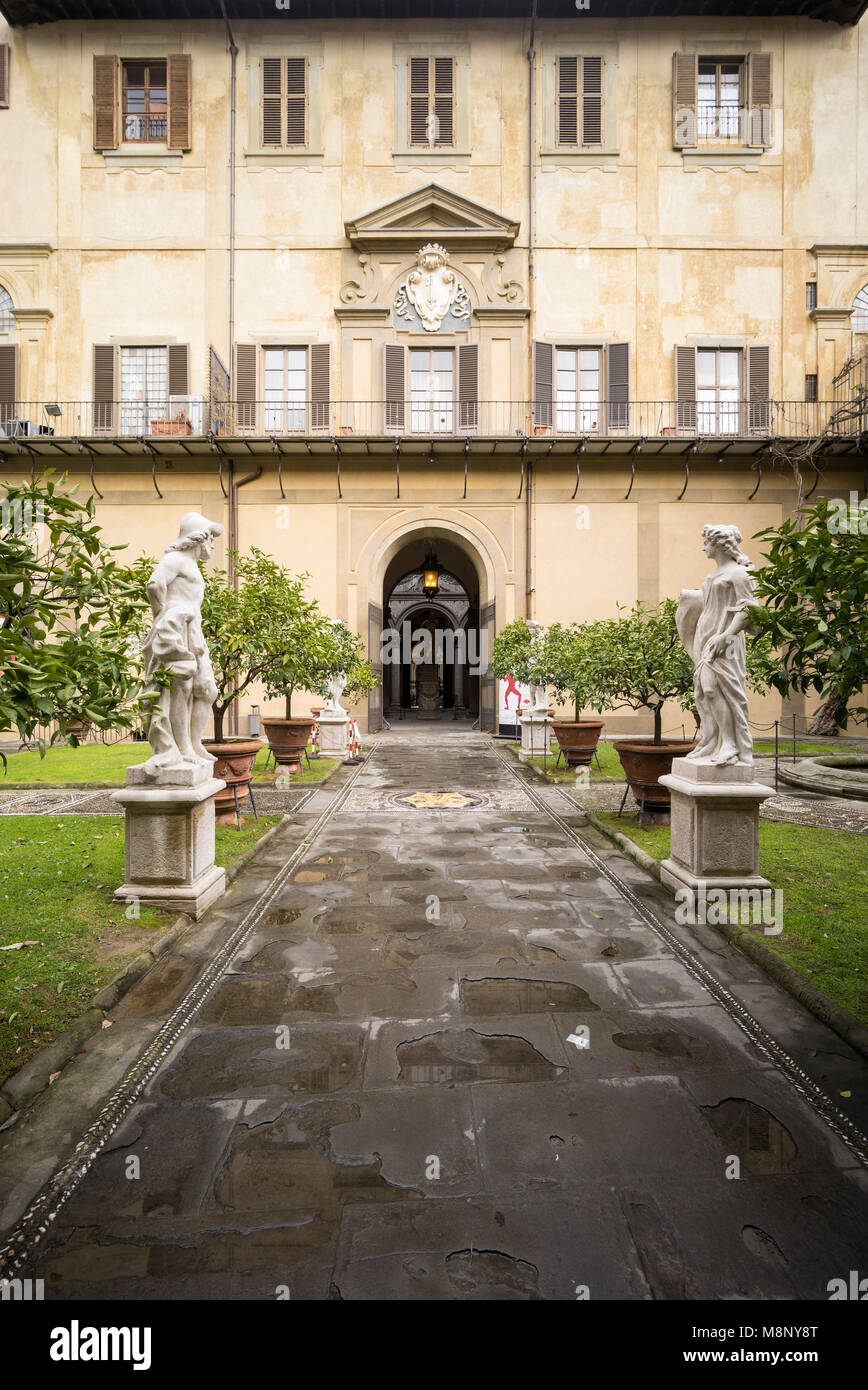 Florence. L'Italie. Jardin arrière du Palazzo Medici Riccardi, conçu par Michelozzo di Bartolomeo, 1444-1484. Banque D'Images