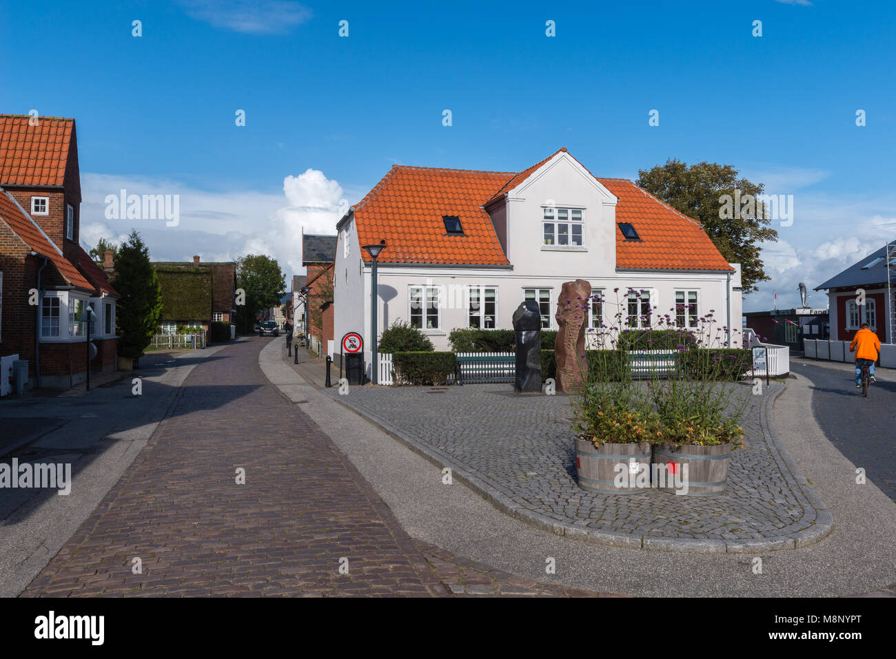 Cobble stone street dans le centre-ville, dans des maisons typiquement danois Nordby, île d'adresses importantes Tidevand Færgeruter Lufthavne Bil, Jutland, Danemark, Scandinavie Banque D'Images