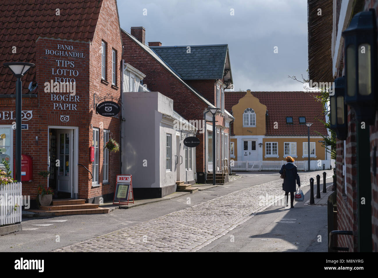 Cobble stone street dans le centre-ville, dans des maisons typiquement danois Nordby, île d'adresses importantes Tidevand Færgeruter Lufthavne Bil, Jutland, Danemark Banque D'Images
