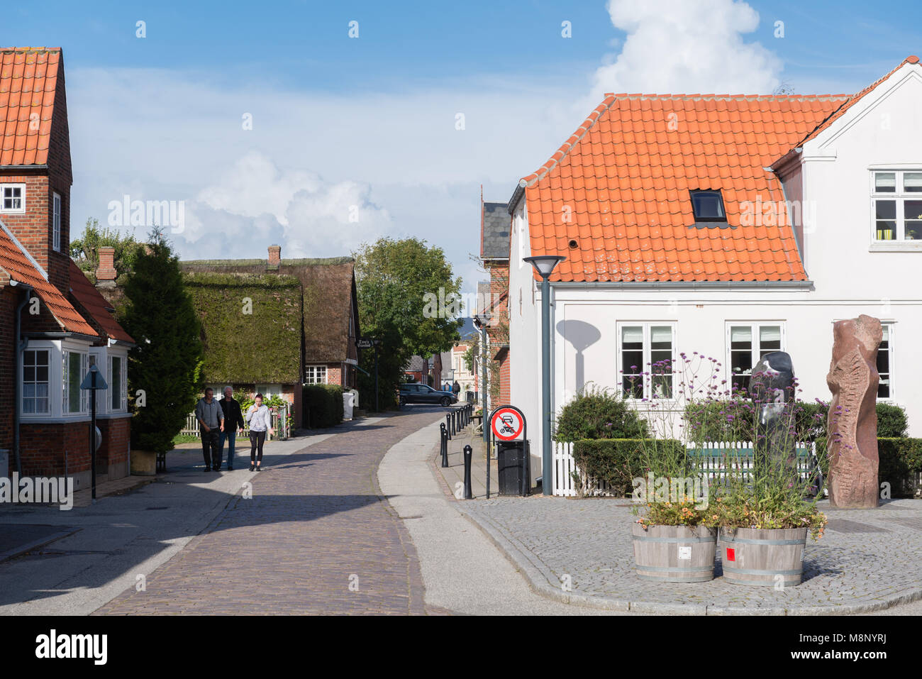 Cobble stone street dans le centre-ville, dans des maisons typiquement danois Nordby, île d'adresses importantes Tidevand Færgeruter Lufthavne Bil, Jutland, Danemark, Scandinavie Banque D'Images