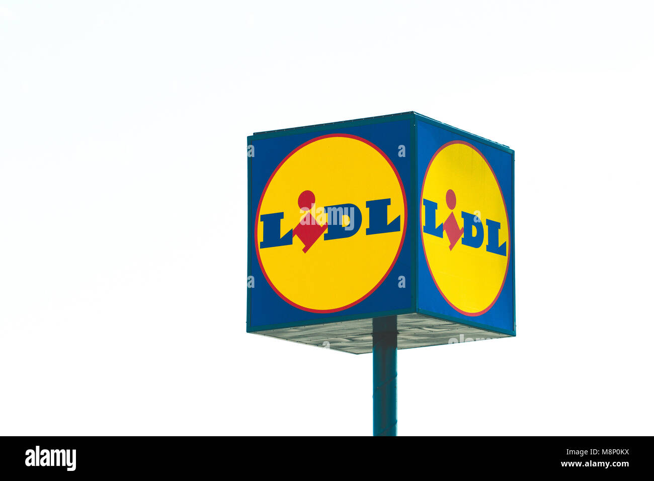 Signe de Lidl supermarché. Lidl est un Allemand de la distribution avec plus de 10 000 magasins à travers l'Europe Banque D'Images