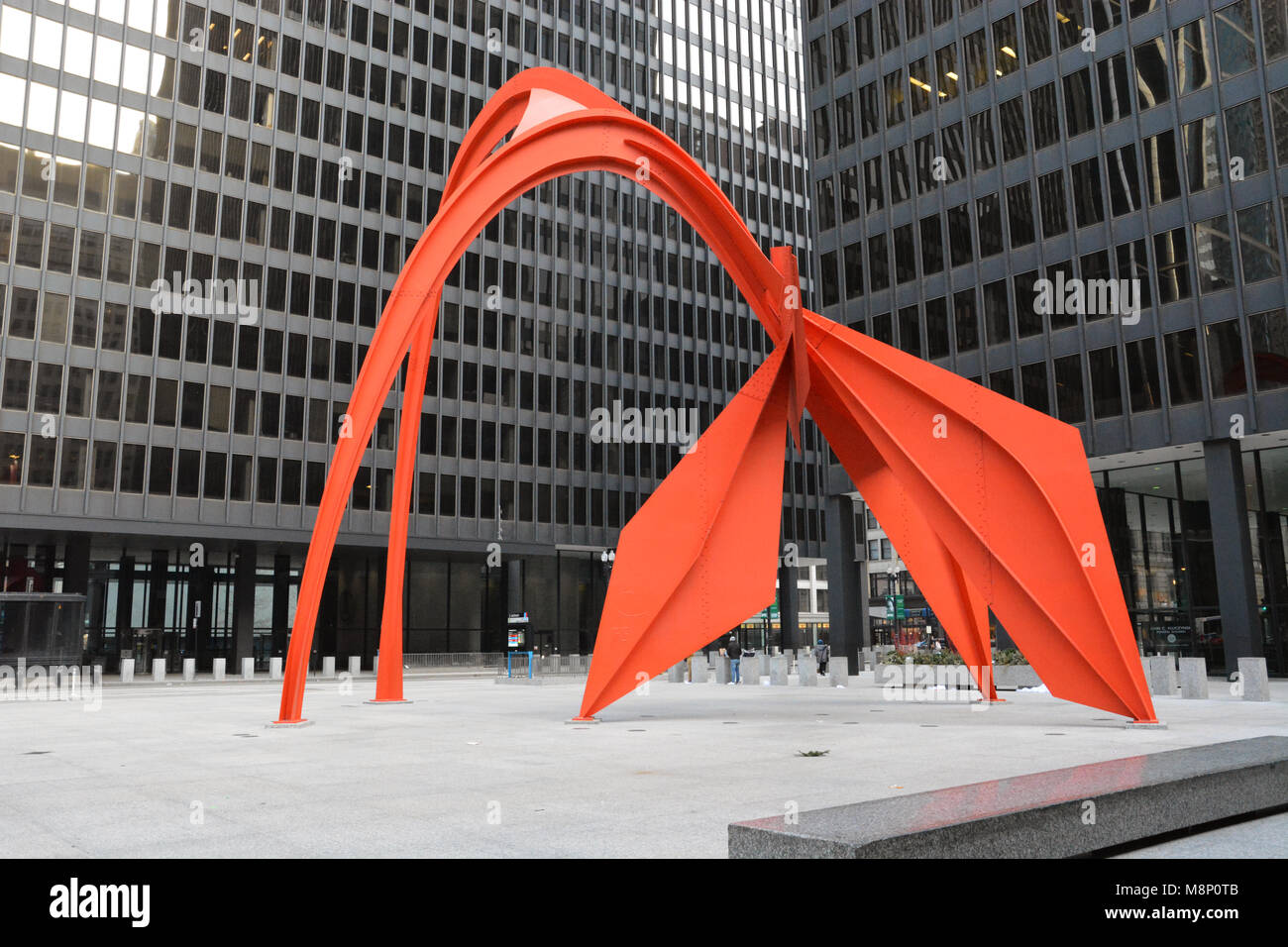 Le 1974 stabile sculpture 'Flamingo' par Alexander Calder a dans le bâtiment fédéral Kluczynski Plaza sur Chicago's Dearborn Street. Banque D'Images