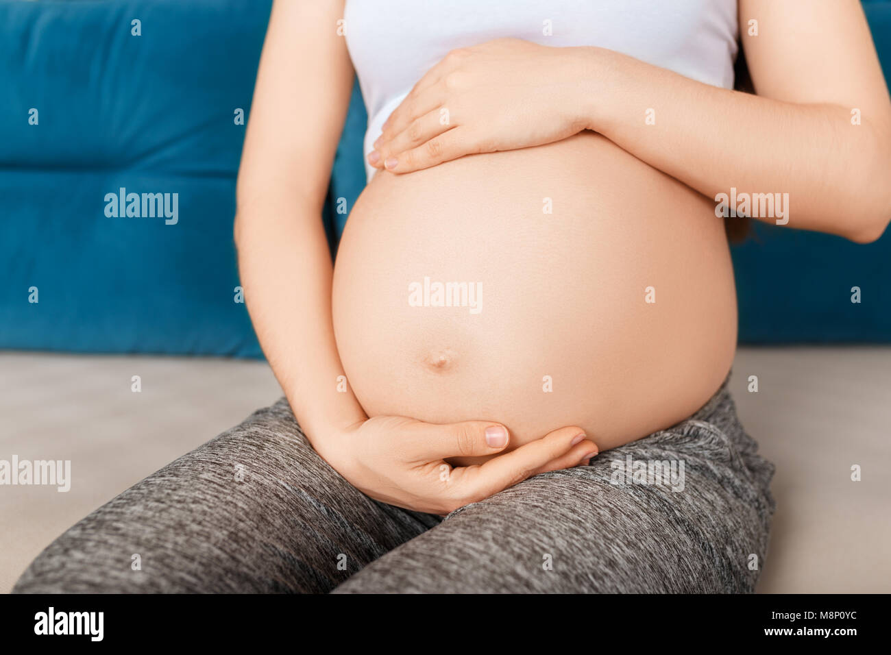 Libre pregnant woman touching her belly Banque D'Images