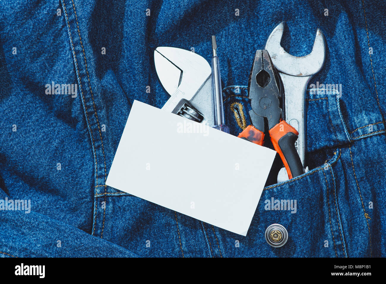 Jeans, réparer l'équipement et de nombreux outils pratiques. Top View with copy space Banque D'Images