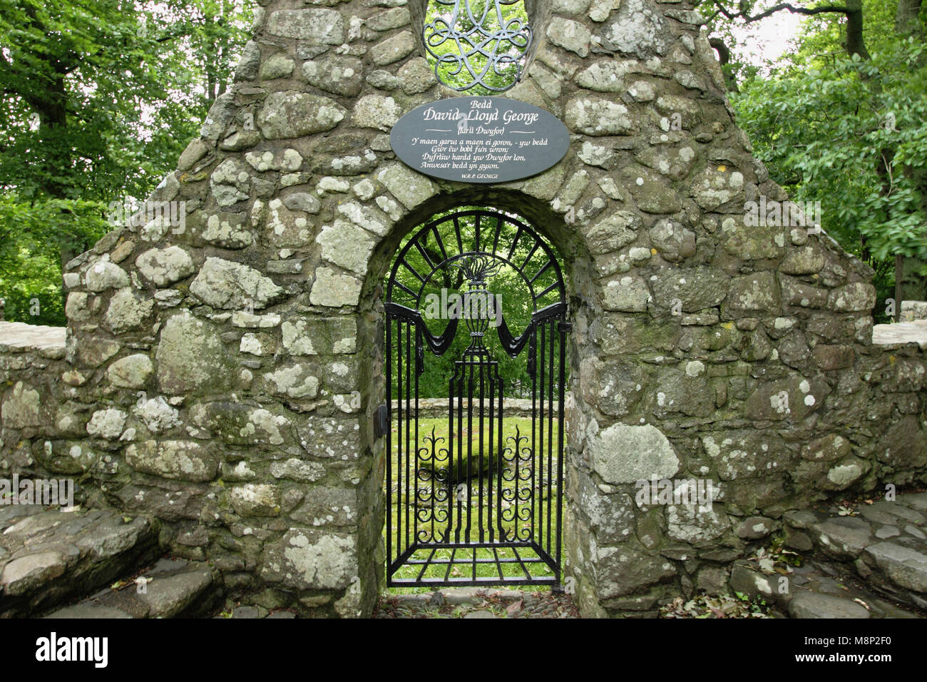 Pays de Galles, Caernarfonshire, Llanystumdwy, Monument de David Lloyd George avec surround en pierre et portail en fer ornemental. Banque D'Images