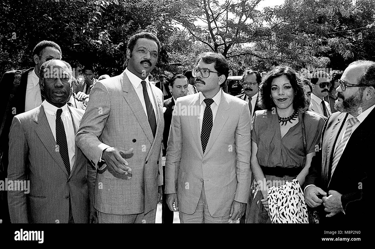 Chicago Illinois, USA, 2 août 1986, le président nicaraguayen Daniel Ortega son épouse Rosario Murillo avec le Révérend Jesse Jackson à l'extérieur de l'exploitation. siège Push La Première Dame du Nicaragua Rosario Murillo qui est un polyglotte se traduit pour lui. ''Le Nicaragua est prêt à négocier avec les États-Unis en vue de conclure un traité de paix et d'amitié,'' Ortega a déclaré à l'aide d'un interprète. ''Nous sommes prêts à signer un traité de paix et d'amitié avec les États-Unis immédiatement.'' Crédit : Mark Reinstein/MediaPunch Banque D'Images