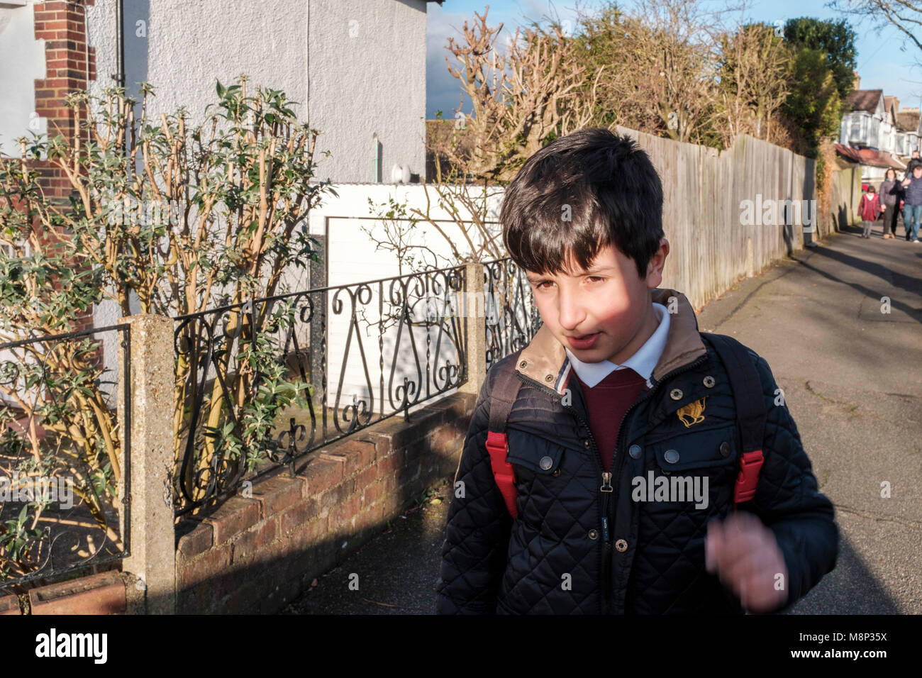Écolier britannique sur son chemin de l'école Banque D'Images