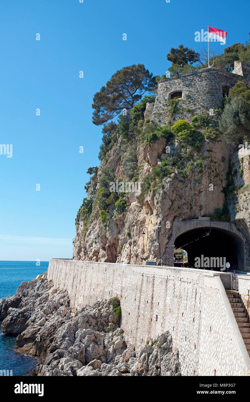 Ancienne tour de guet médiévale à la fin du port, Principauté de Monaco, la Côte d'Azur, d'Azur, France, Europe du Sud Banque D'Images