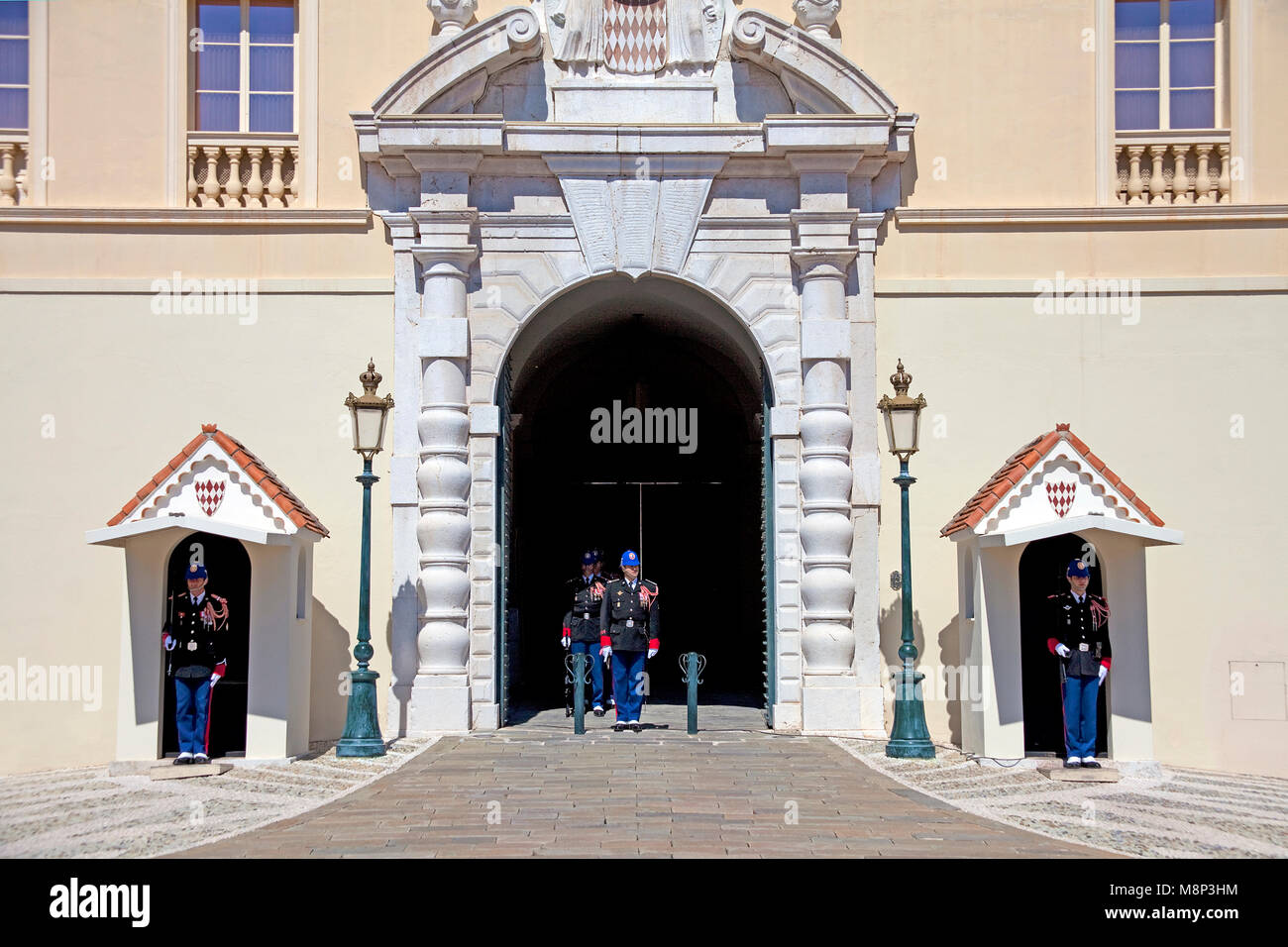 Changement de la garde, le Palais des gardes au Palais Princier de Monaco, Palais princier, la résidence officielle du Prince Souverain de Monaco, la Côte d'Azur Banque D'Images