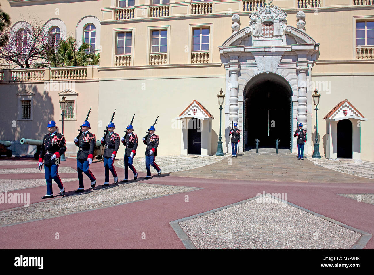 Changement de la garde, le Palais des gardes au Palais Princier de Monaco, Palais princier, la résidence officielle du Prince Souverain de Monaco, la Côte d'Azur Banque D'Images