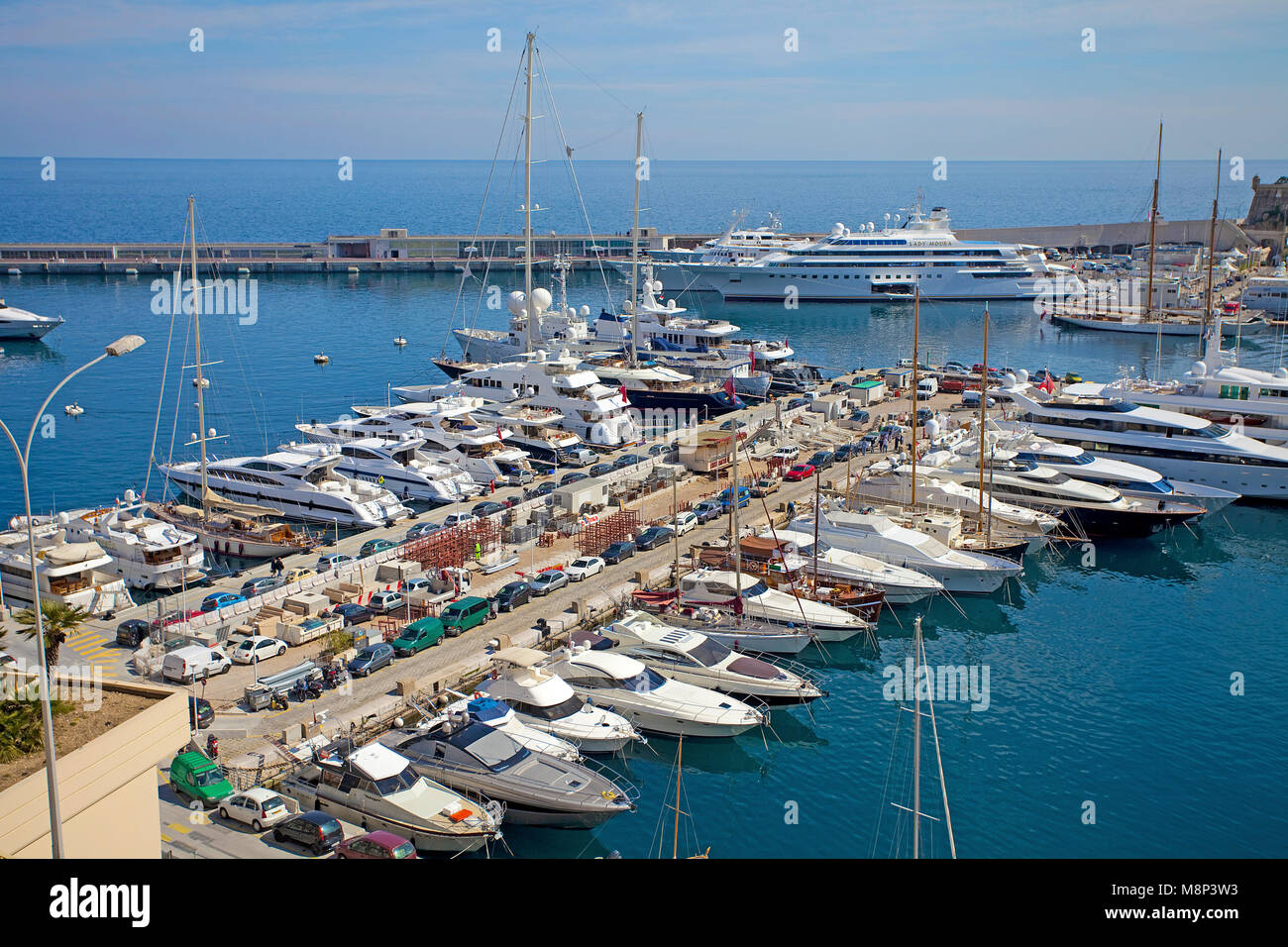 Marina de Monaco, derrière le mega yacht Lady Moura, propriétaire, un Ar-Raschid Nasser arabie arabean milliardaire, port de Monaco, Monaco, Europa Banque D'Images