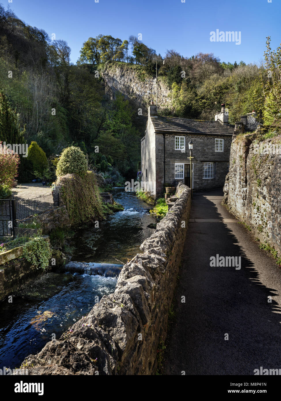 Le centre du village de Castleton et Peakshole l'écoulement de l'eau près des chalets Derbyshire Peak District National Park England UK Banque D'Images