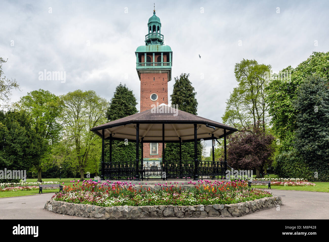 Carillon War Memorial et kiosque à musique, Queen's Park, Loughborough, Leicestershire, England, UK Banque D'Images