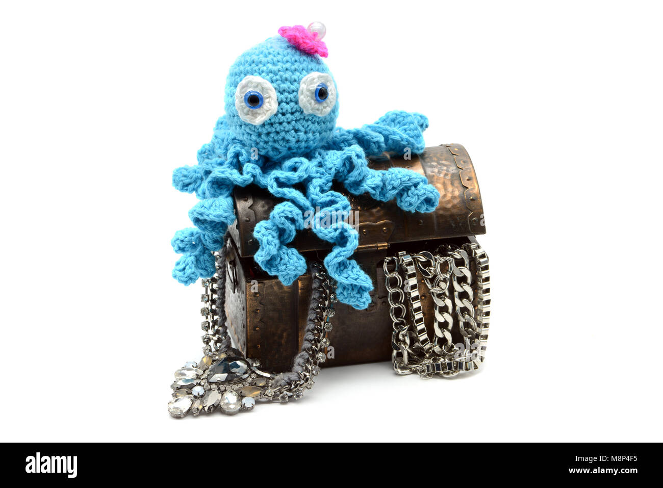 Octopus crochet sur une boîte à trésor bijoux blanc sur fond isolé. Banque D'Images