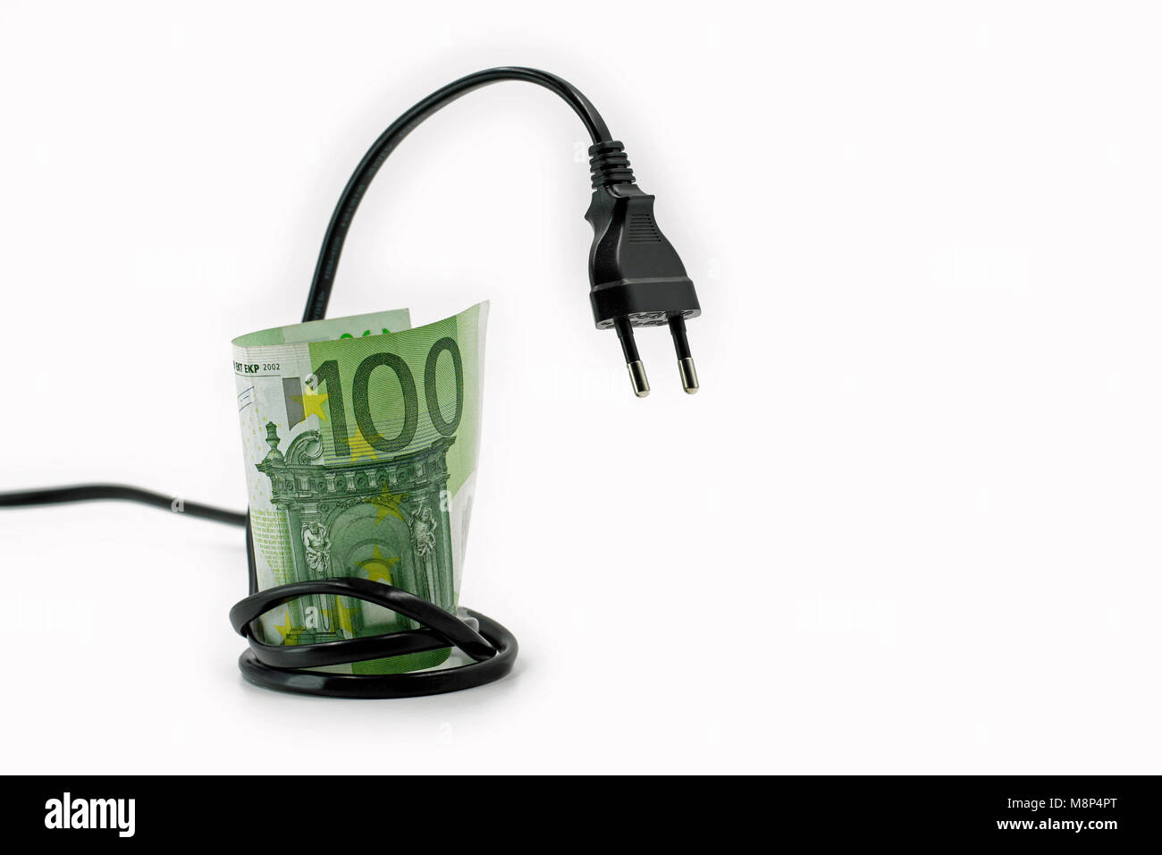 Câble d'électricité, fiche avec des centaines de billet en euro isolé sur fond blanc Banque D'Images