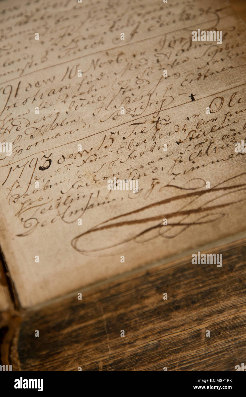 Gros plan d'une bible transmis de père en fils depuis les années 1760