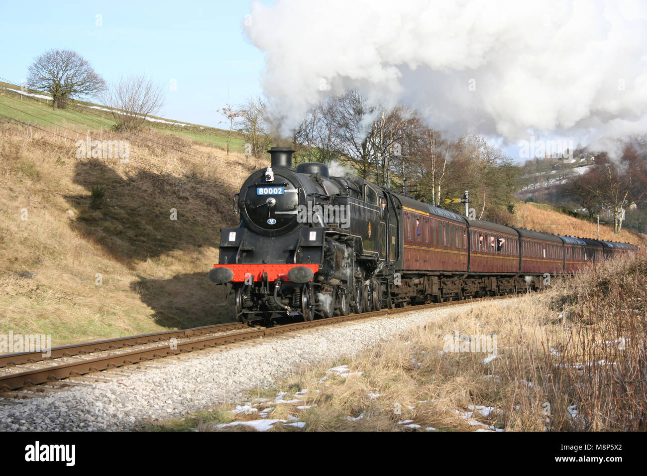 Locomotive vapeur 80002 à Oakworth sur la Banque d'une valeur de Keighley et Valley Railway, West Yorkshire, UK - Février 2009 Banque D'Images