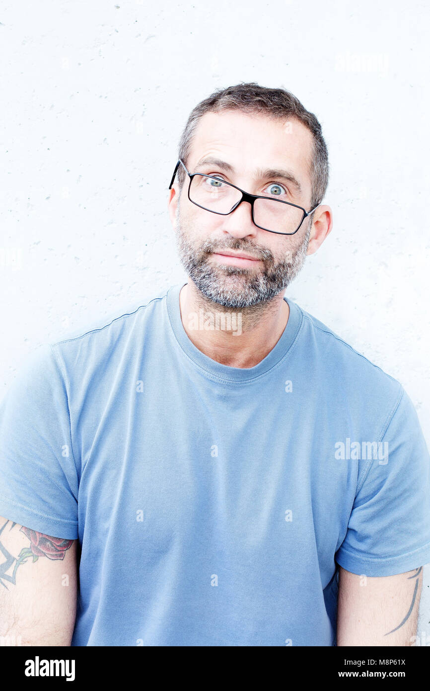Beau portrait d'homme barbu avec des lunettes de travers Photo Stock - Alamy