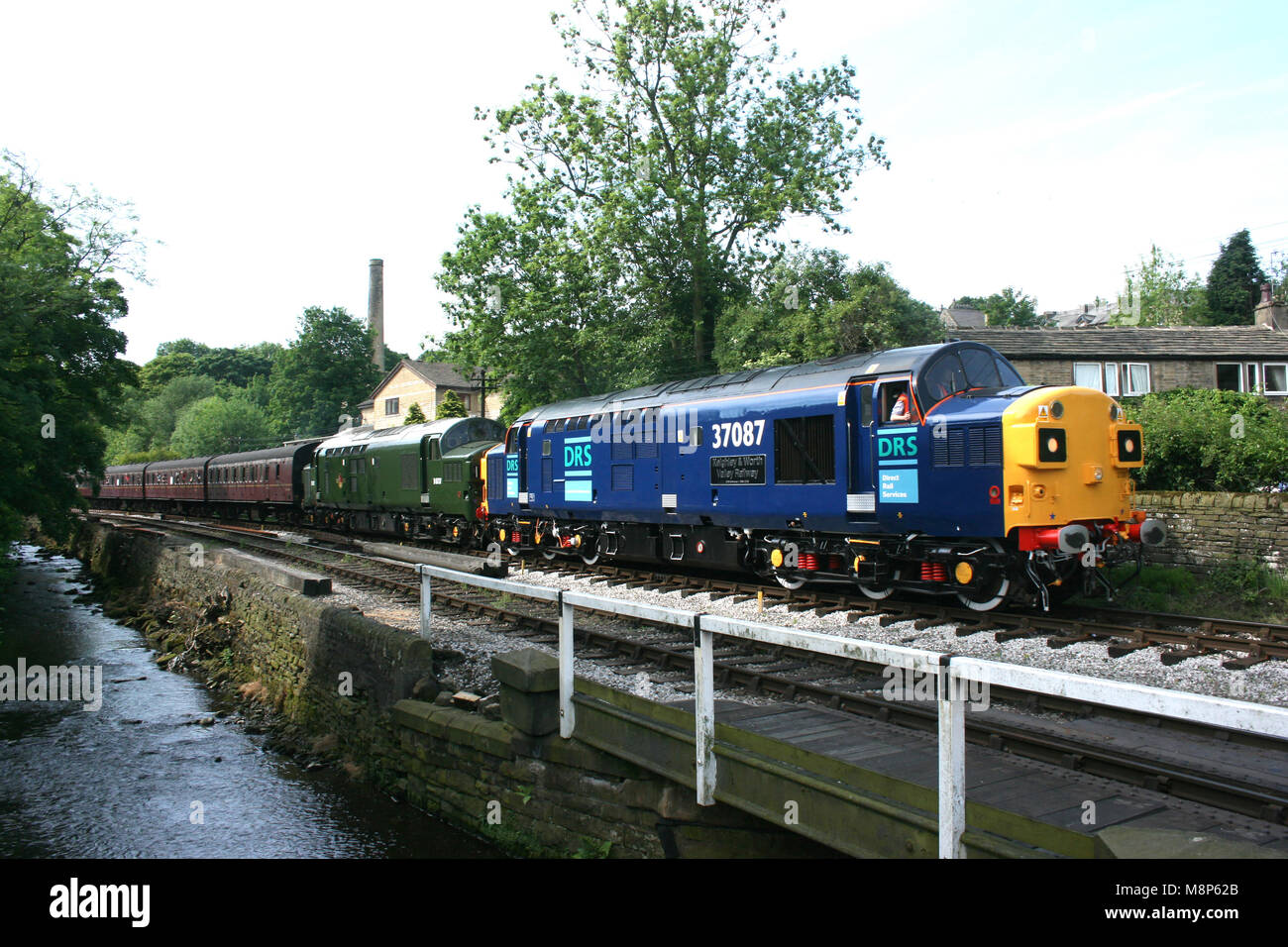 La classe 37 37087 et D6737 au chemin de fer de la vallée de Keighley et Worth, West Yorkshire, Royaume-Uni - Juin 2008 Banque D'Images